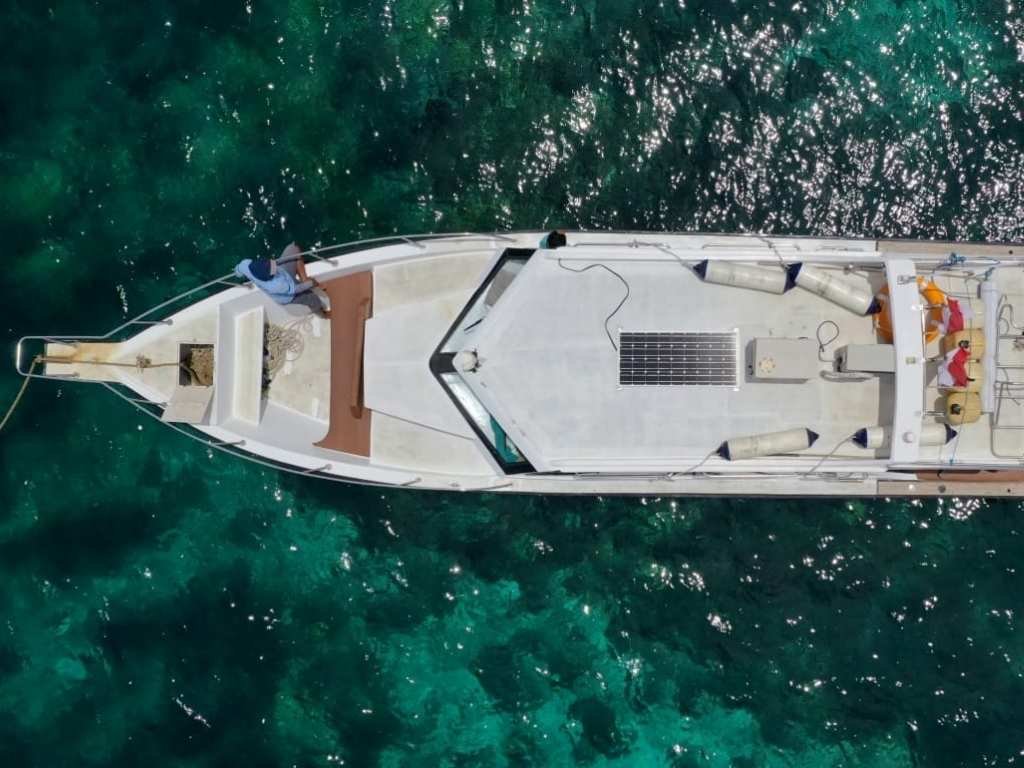 Fasilitas Kabin Ber-AC dan Sundeck Luas Speedboat Arsiva Labuan Bajo