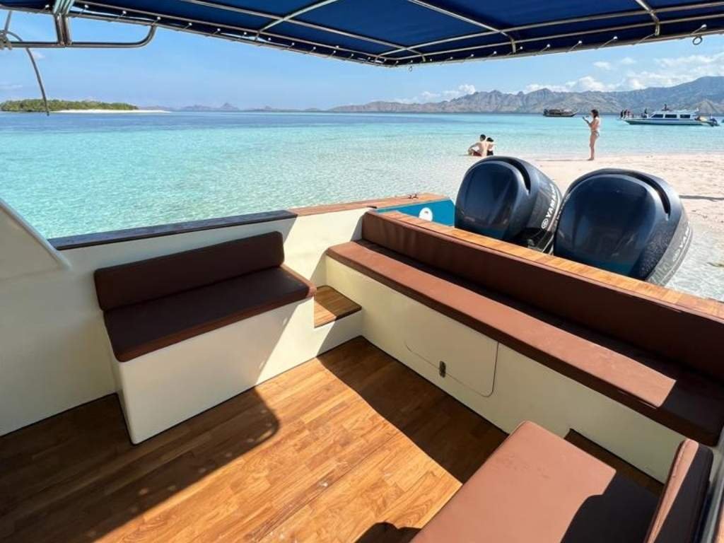 Walet 01: Sewa Speedboat Eksklusif untuk Private Day Trip Pink Beach Labuan Bajo