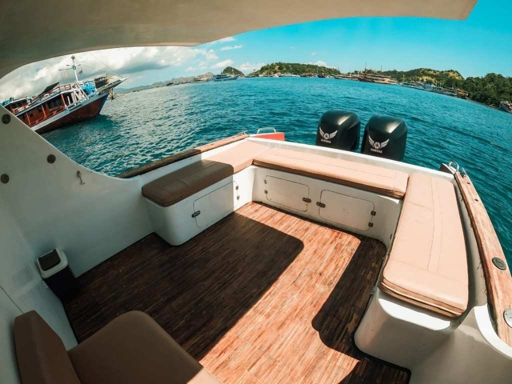 Fasilitas Kabin Ber-AC dan Sundeck Luas Speedboat Arsiva Labuan Bajo