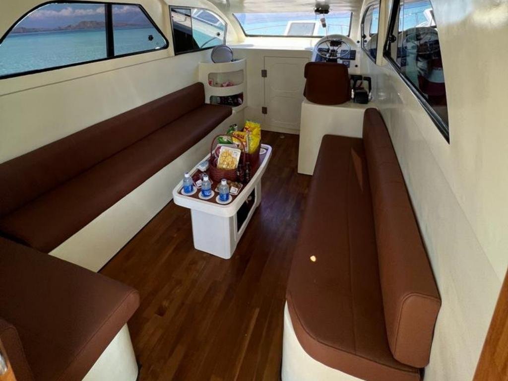 Interior Kabin Mewah dan Toilet Bersih Speedboat Walet 01 Labuan Bajo