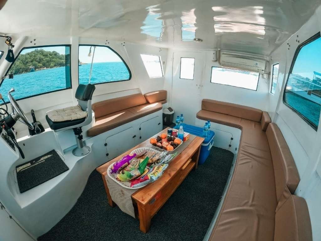 Speed Arsiva: Sewa Speedboat Mewah dengan Kabin AC untuk Private Day Trip Komodo