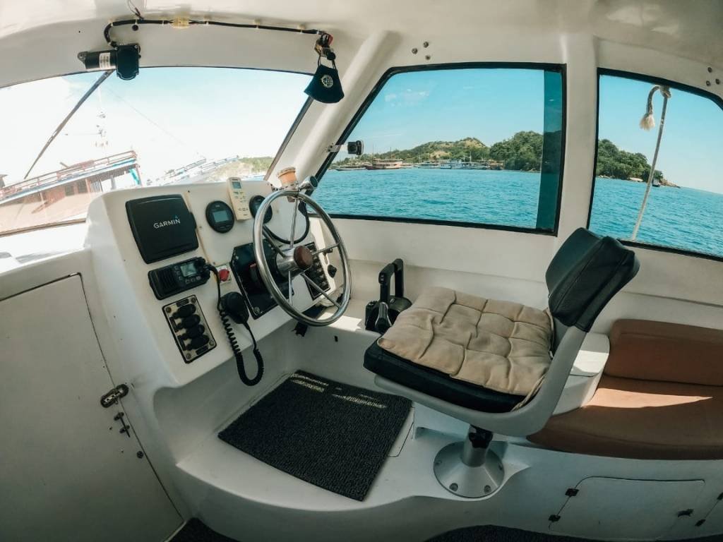Speed Arsiva: Sewa Speedboat Mewah dengan Kabin AC untuk Private Day Trip Komodo