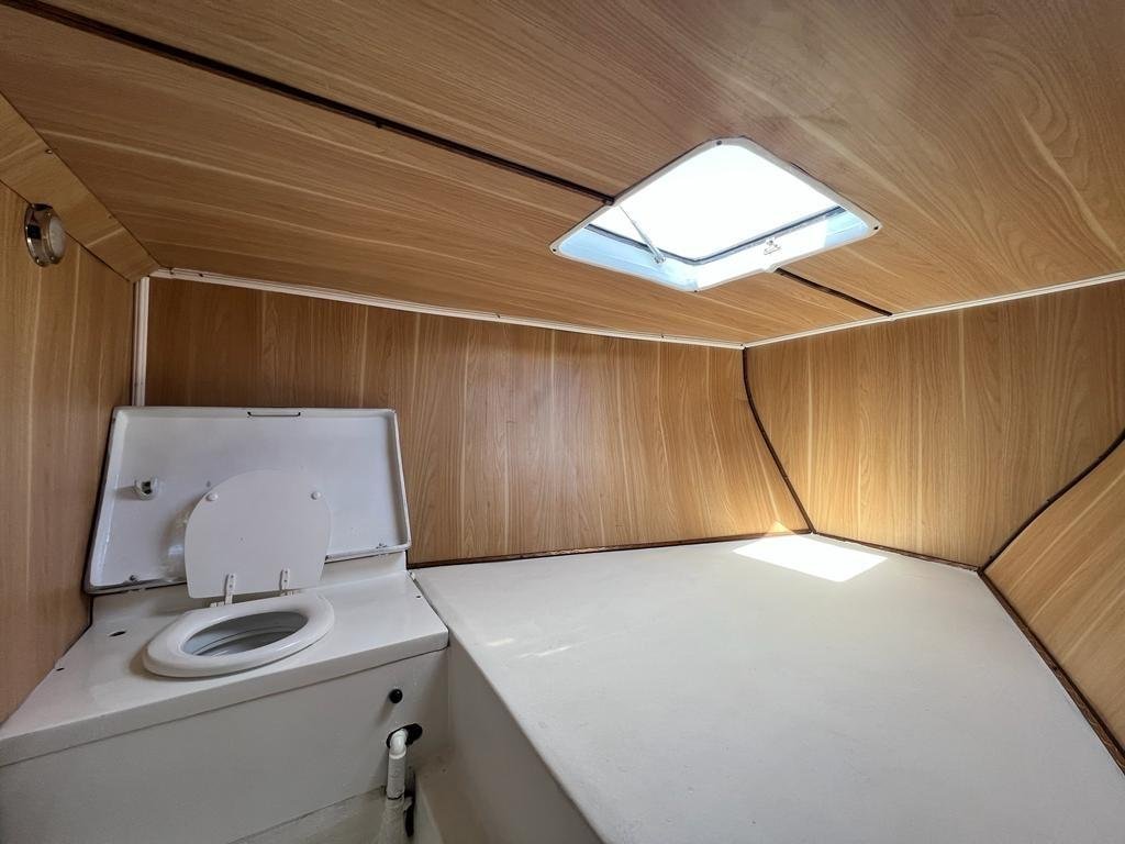 Interior Kabin Mewah dan Toilet Bersih Speedboat Walet 01 Labuan Bajo