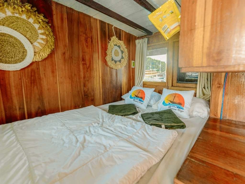Kabin Private Nuansa Kayu Kapal Pesona Bajo: Kamar AC Nyaman untuk Liveaboard Komodo