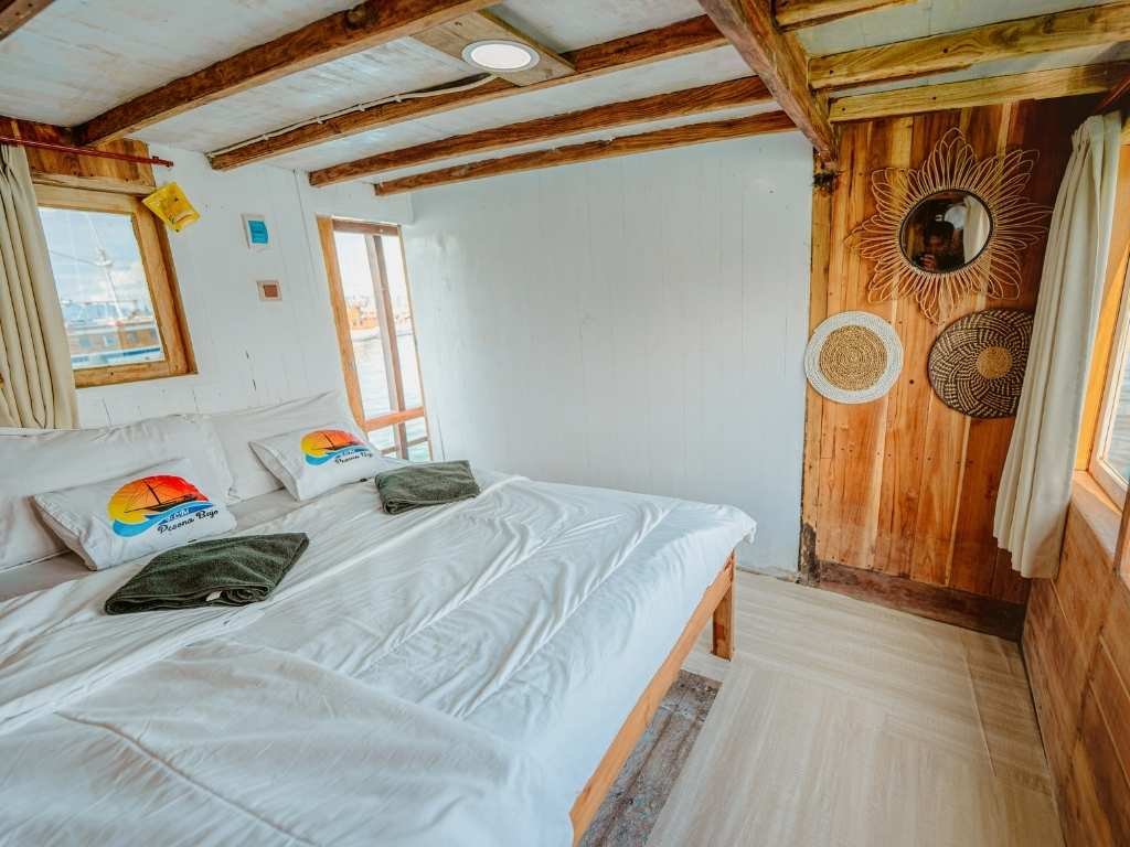 Kabin Private Nuansa Kayu Kapal Pesona Bajo: Kamar AC Nyaman untuk Liveaboard Komodo