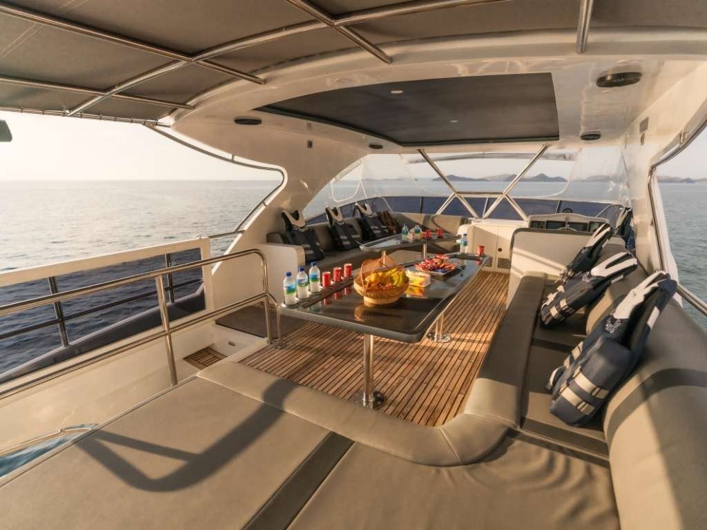 Fasilitas Interior Mewah Sea Runner: Kabin Ber-AC, Lounge, dan Dek Atas