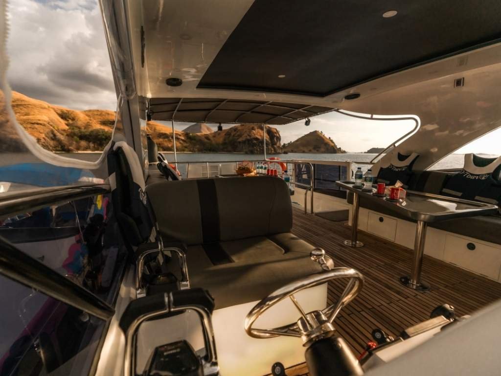 Fasilitas Interior Mewah Sea Runner: Kabin Ber-AC, Lounge, dan Dek Atas