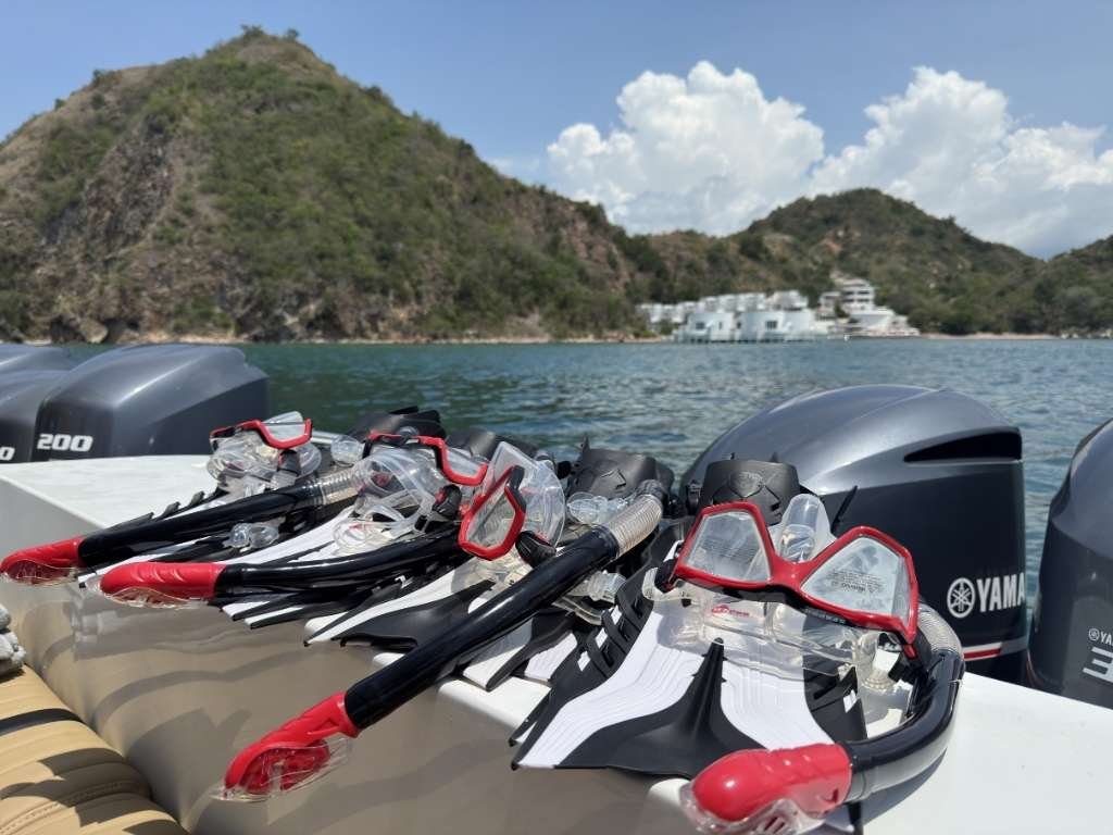 Fasilitas Lengkap Makara Yacht: Toilet Modern, Snorkeling Gear, dan Snack Premium