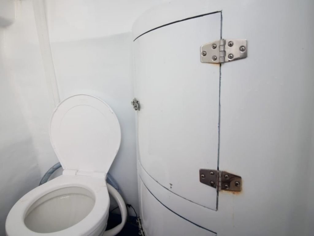 Fasilitas Toilet Bersih Speedboat Pinguin 03