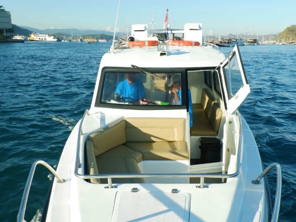 Interior Kabin Ber-AC dan Fasilitas Speedboat Zikita Labuan Bajo