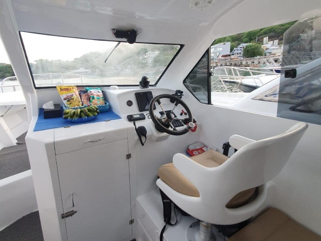 Interior Kabin Ber-AC dan Fasilitas Speedboat Zikita Labuan Bajo