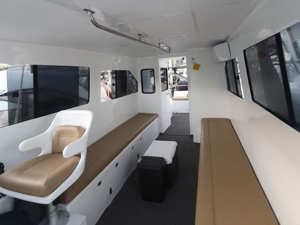 Interior Kabin Ber-AC dan Fasilitas Speedboat Zikita Labuan Bajo