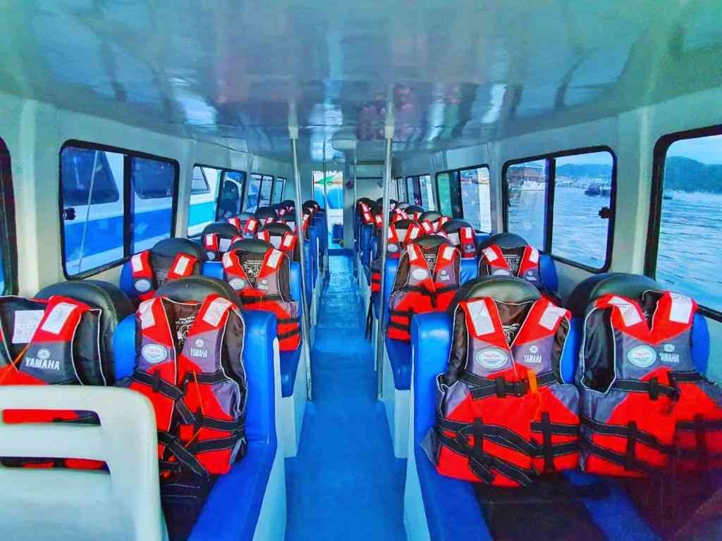 Interior Kabin Pinguin 03: Tempat Duduk Nyaman dan Pelampung Lengkap untuk Rombongan