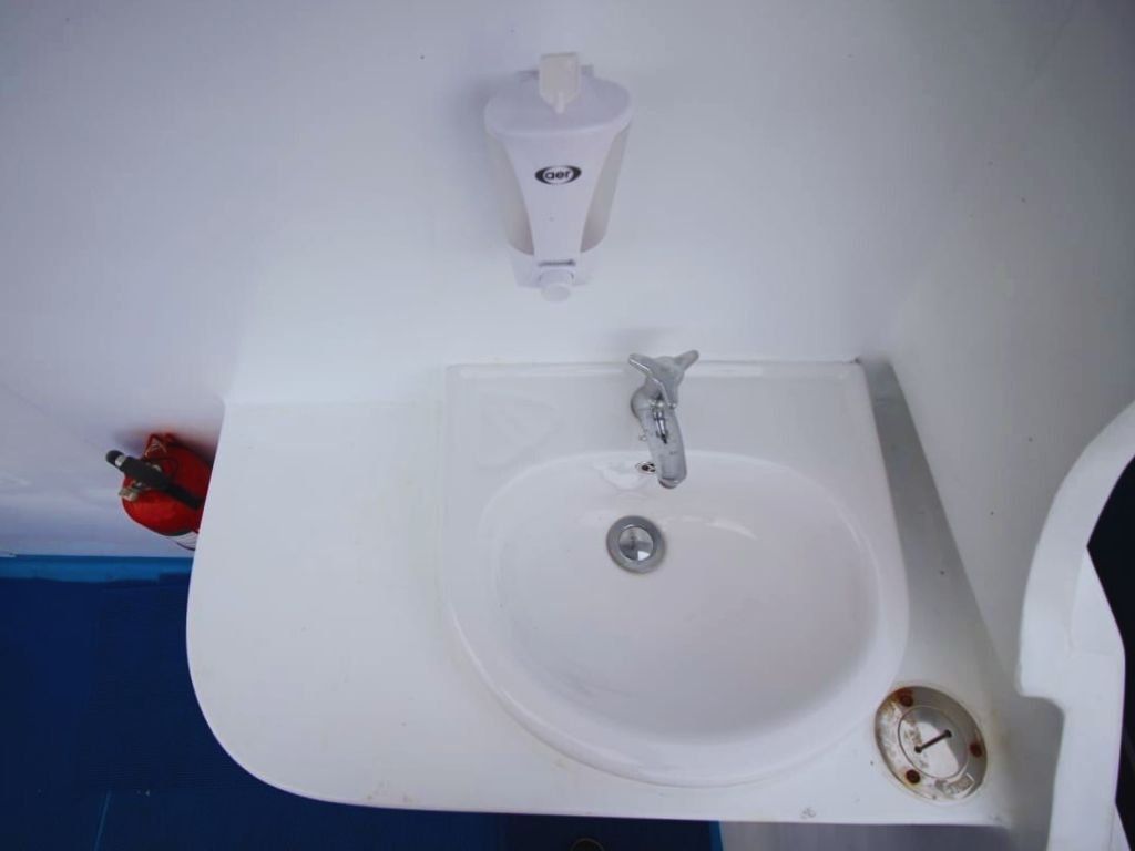Fasilitas Toilet dan Wastafel Bersih Speedboat Pinguin 04