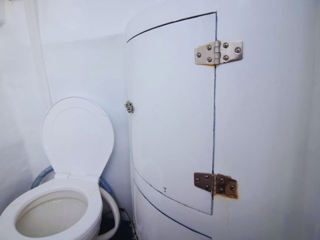 Fasilitas Toilet dan Wastafel Bersih Speedboat Pinguin 04