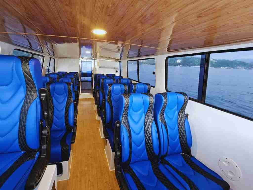 Interior Kabin Pinguin 04: Kursi Premium Biru untuk Tour Rombongan Labuan Bajo