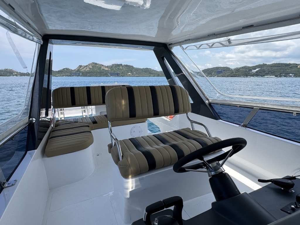 Interior Kabin Premium dan Area Kemudi Speed Yacht Makara Labuan Bajo
