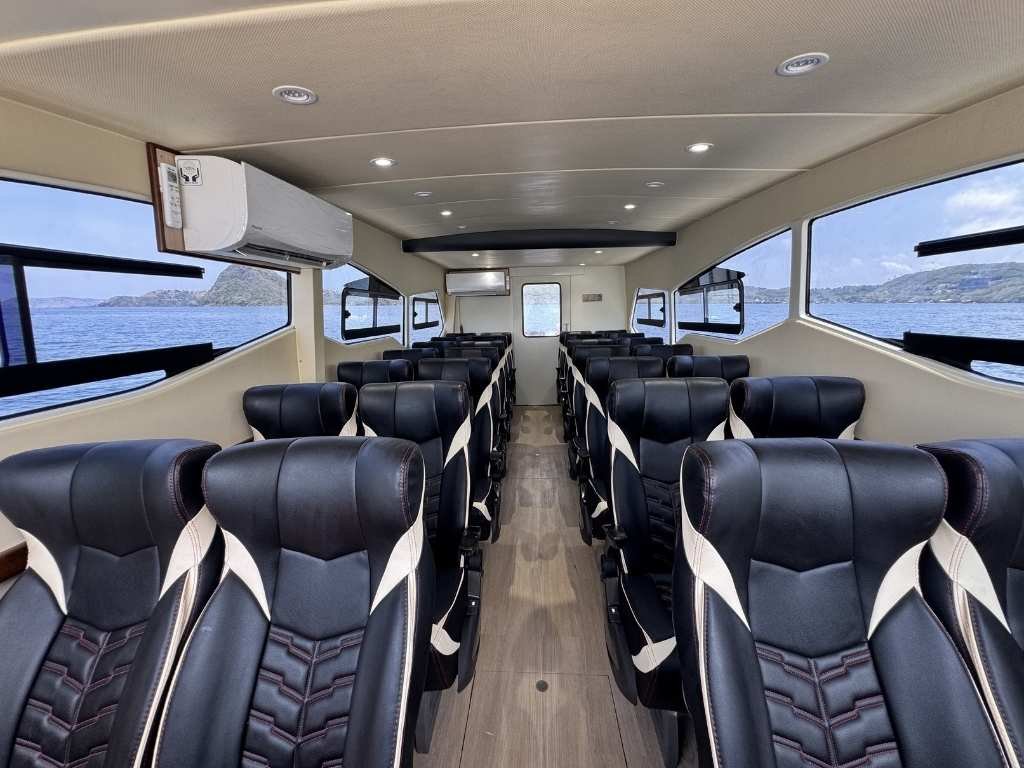 Interior Kabin Premium dan Area Kemudi Speed Yacht Makara Labuan Bajo