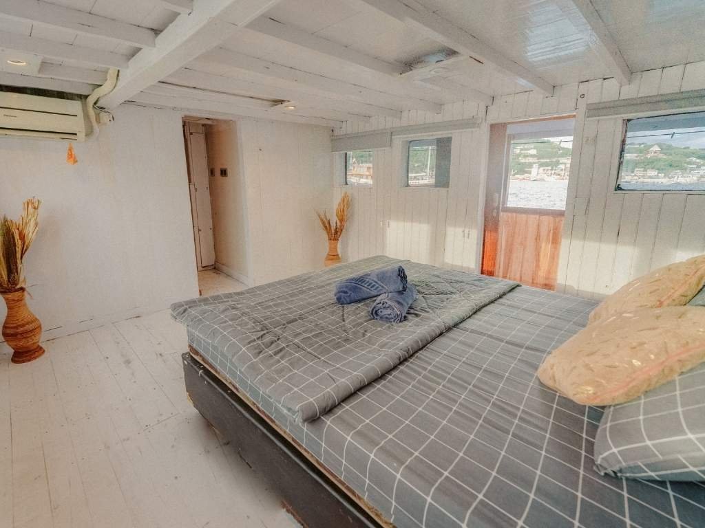 Kabin Private AC Kapal Lamborajo 1 Kamar Tidur Nyaman untuk Pasangan Liveaboard