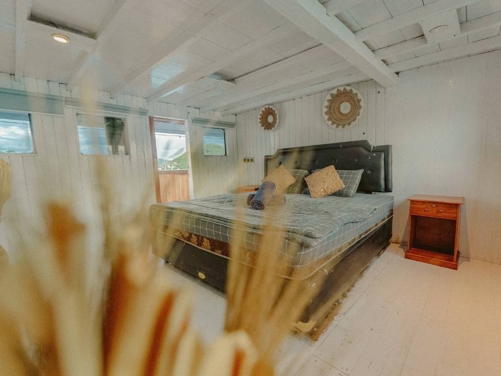 Kabin Private AC Kapal Lamborajo 1 Kamar Tidur Nyaman untuk Pasangan Liveaboard