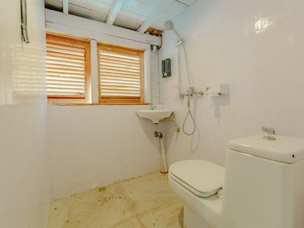Kamar Mandi Bersih Kapal Lamborajo 1 Fasilitas Toilet dan Shower Modern