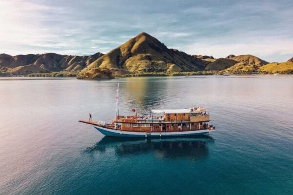 Sewa Kapal Phinisi Pesona Bajo