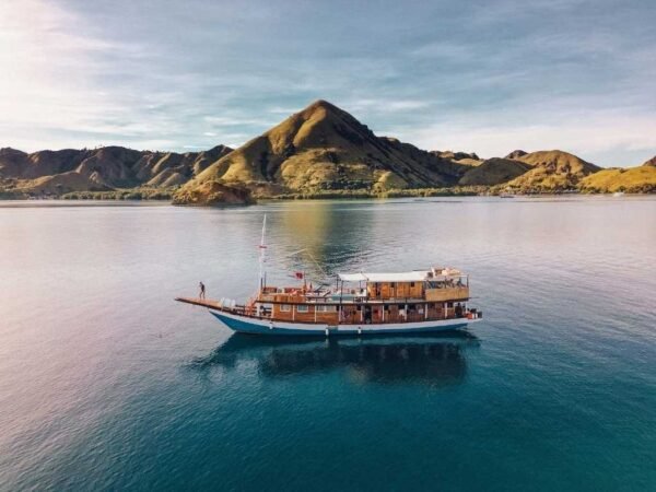 Sewa Kapal Phinisi Pesona Bajo