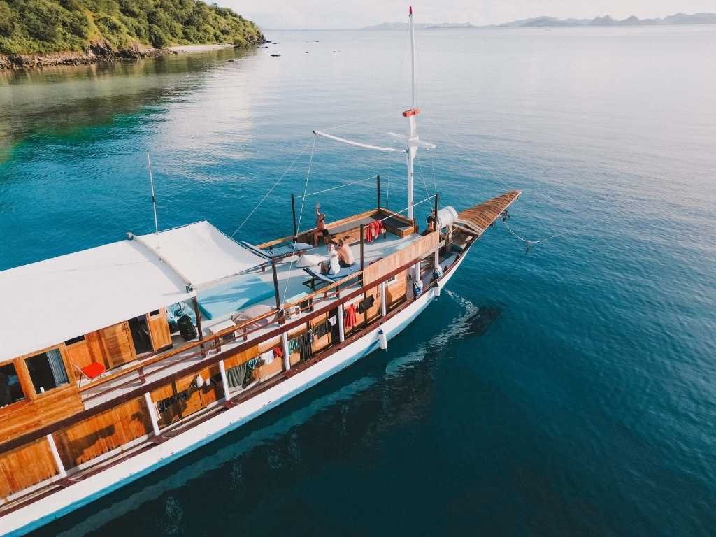 Kapal Phinisi Pesona Bajo: Liveaboard Kayu Klasik dengan Pemandangan Gunung Padar