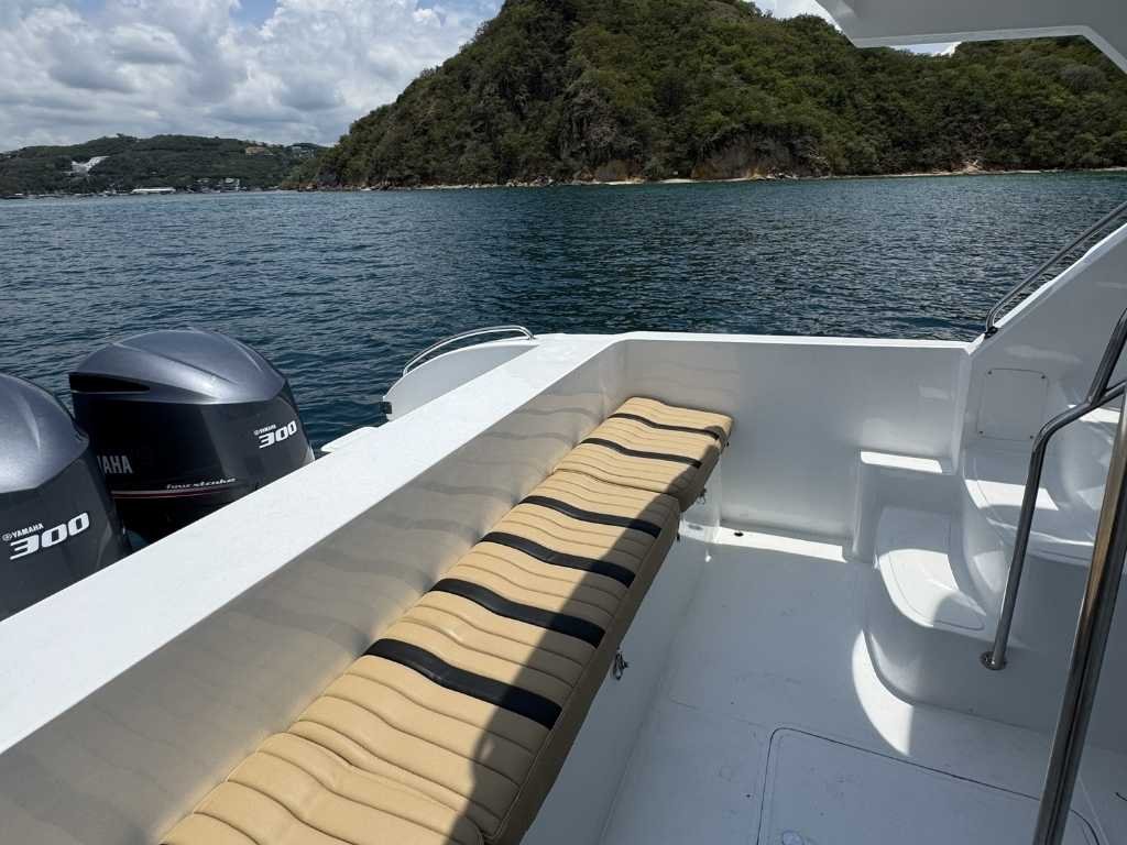 Makara Luxury Speed Yacht: Charter Kapal Pribadi Mewah Labuan Bajo Triple Engine