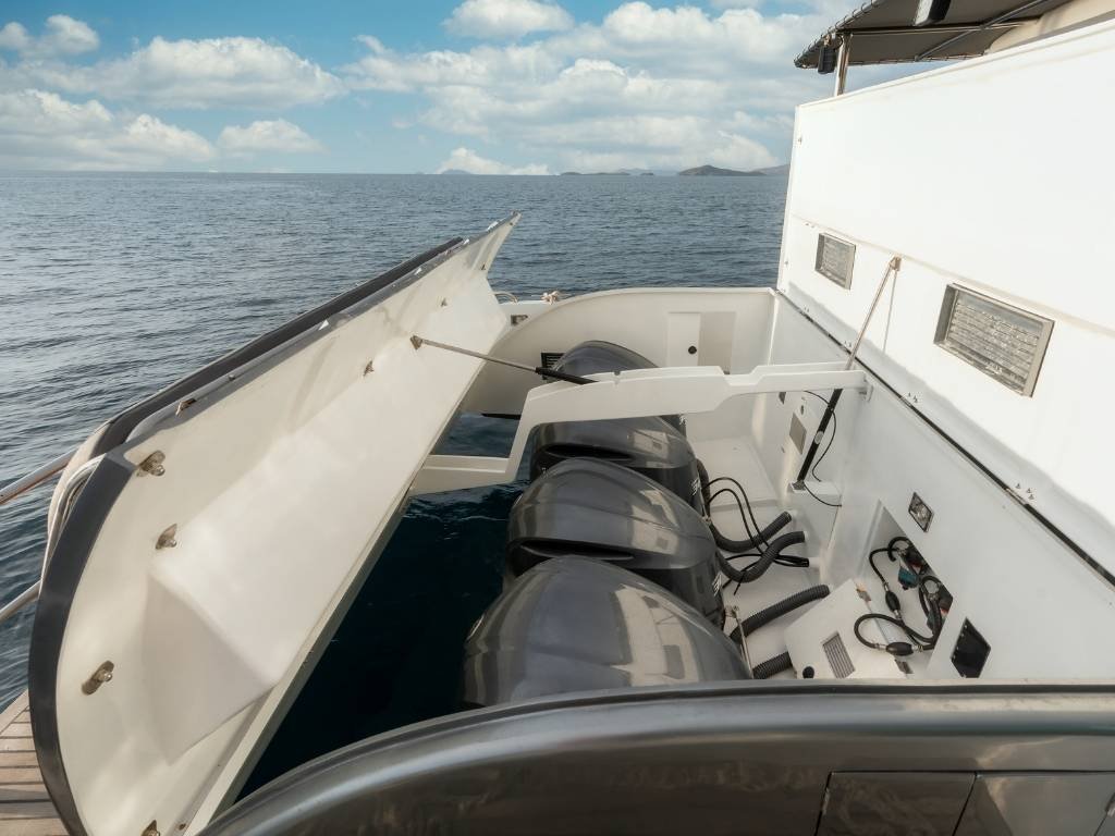 Sea Runner Luxury Yacht: Private Charter Premium Labuan Bajo dengan Triple Engine dan Panel Surya