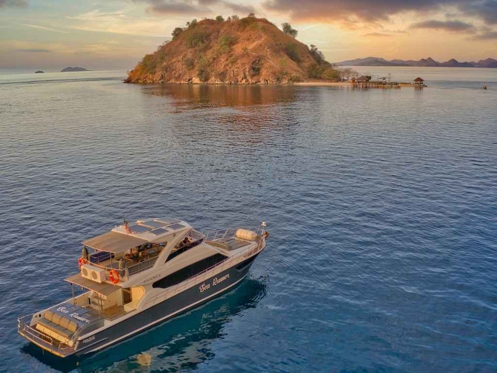 Sea Runner Luxury Yacht: Private Charter Premium Labuan Bajo dengan Triple Engine dan Panel Surya