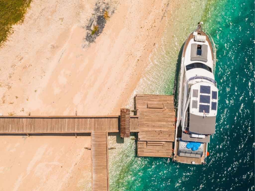 Sea Runner Luxury Yacht: Private Charter Premium Labuan Bajo dengan Triple Engine dan Panel Surya