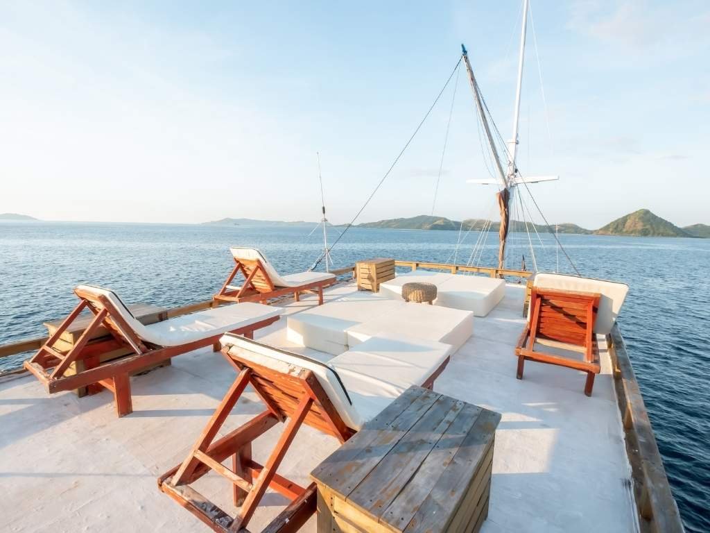 Sundeck Kapal Phinisi Lamborajo 1 Tempat Terbaik Menikmati Sunrise & Sunset di Komodo