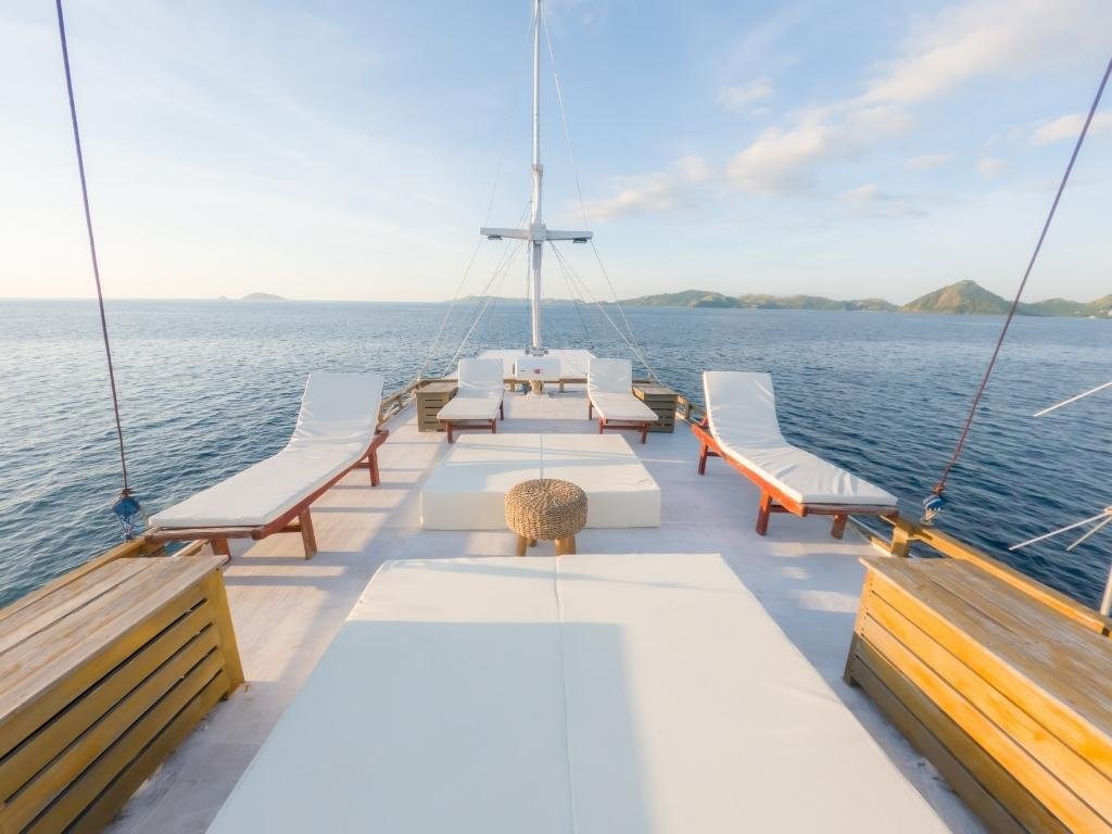 Sundeck Kapal Phinisi Lamborajo 1 Tempat Terbaik Menikmati Sunrise & Sunset di Komodo
