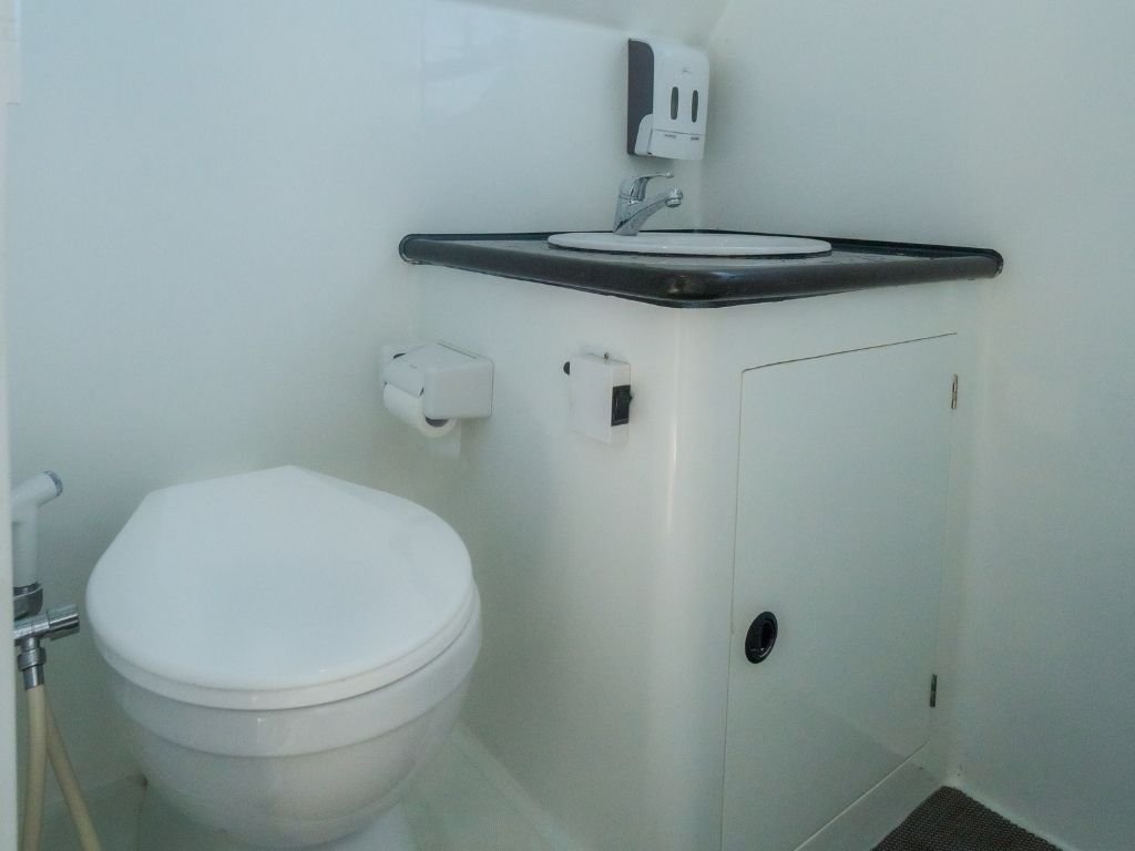 Toilet Bersih dan Modern Sea Runner Yacht