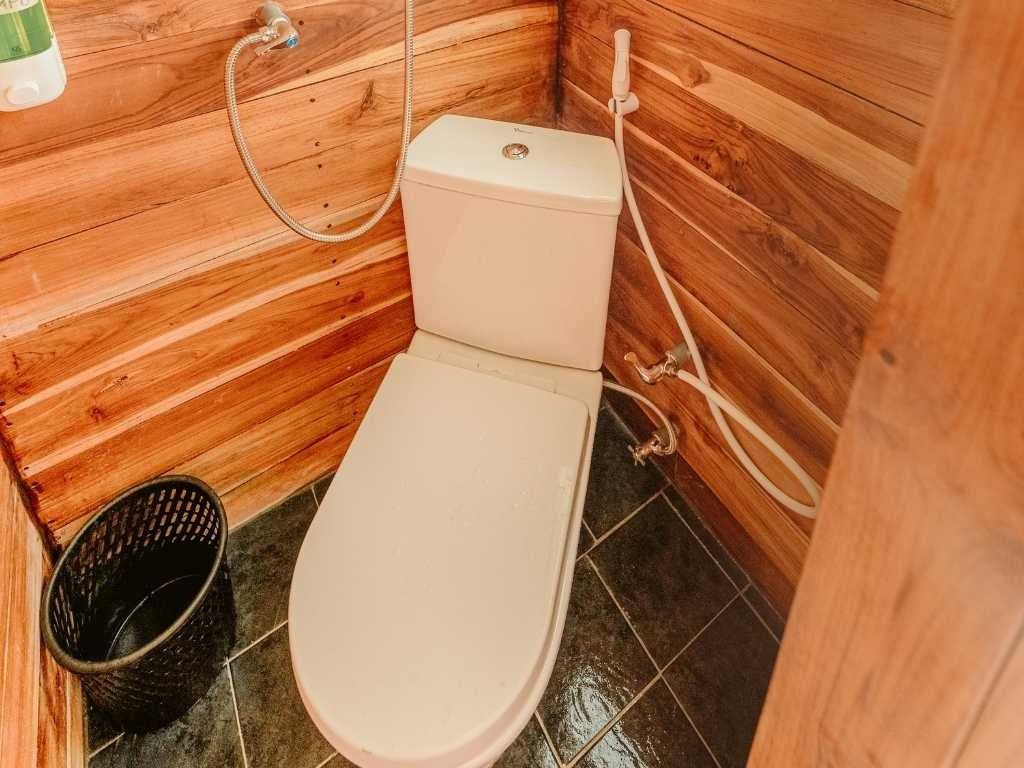 Toilet Kapal Pesona Bajo: Fasilitas Kamar Mandi Bersih dengan Interior Kayu