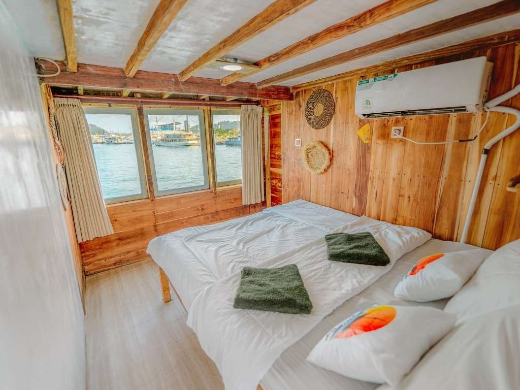 Kabin Private Nuansa Kayu Kapal Pesona Bajo: Kamar AC Nyaman untuk Liveaboard Komodo