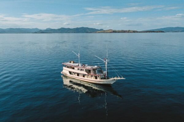 Sewa Kapal Phinisi Lamborajo 1